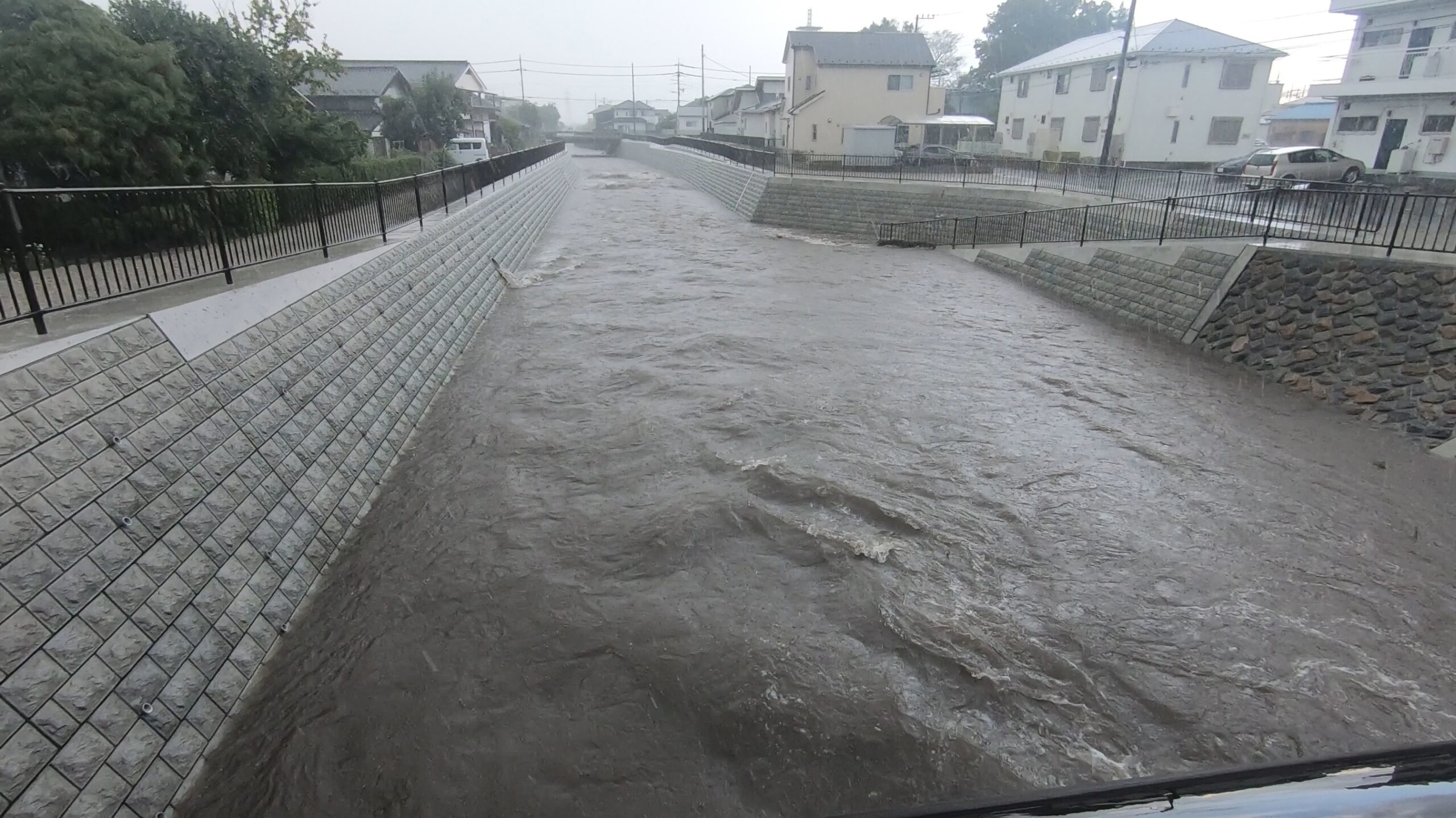 狭山市のゲリラ豪雨時の不老川の水位